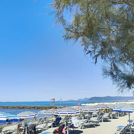 Casa Dolce Mare - Seafront With Swimmingpool Apartment Marina di Massa